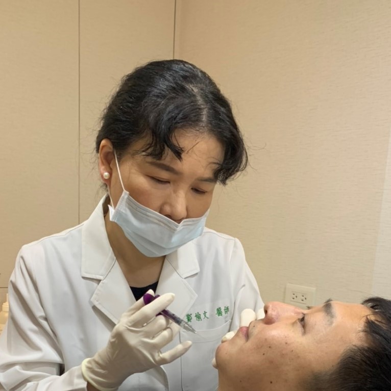鄞愉文醫師進行童妍針注射